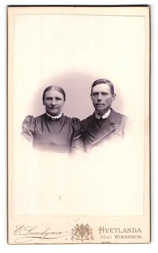 Fotografie E. Lundgren, Hvetlanda, Portrait junges Paar in hübscher Kleidung