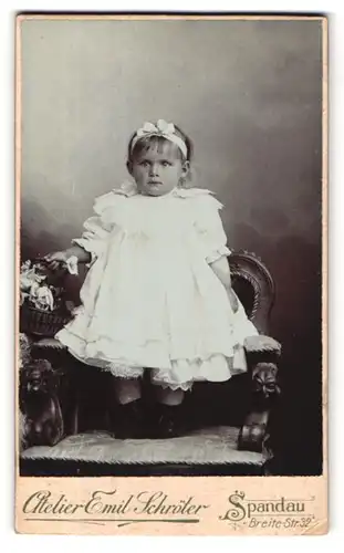 Fotografie Emil Schöter, Spandau, Breite-Strasse 32, Portrait kleines Mädchen im weissen Kleid