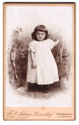 Fotografie Fr. J. Schaar, Düsseldorf, Schadowstrasse 26, Portrait kleines Mädchen im weissen Kleid