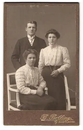 Fotografie B. Bolling, Hvetlanda, Portrait zwei junge Damen und Herr in hübscher Kleidung