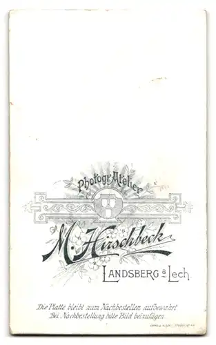 Fotografie M. Hirschbeck, Landsberg a. Lech, Junger Mann mit Seitenscheitel