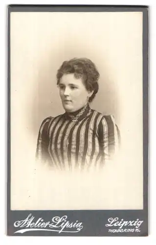 Fotografie Atelier Lipsig, Leipzig, Thomasring 15, Dame in gestreifter Bluse