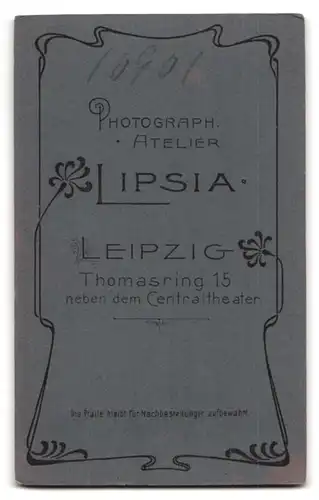 Fotografie Atelier Lipsig, Leipzig, Thomasring 15, Dame in gestreifter Bluse