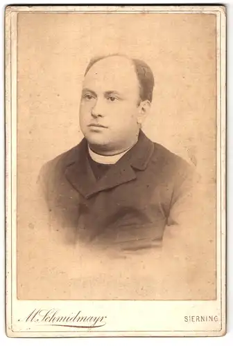Fotografie M. Schmidmayr, Sierning, Portrait Pfarrer im Anzug mit Collar und Halbglatze