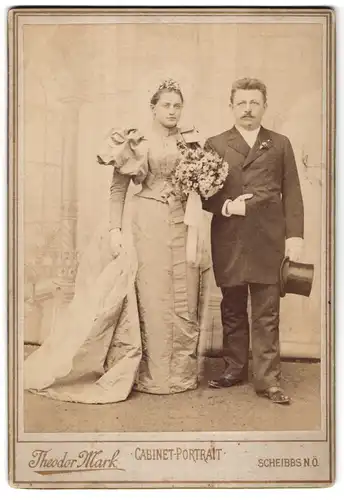 Fotografie Theodor Mark, Scheibbs, Portrait Eheleute im Hochzeitskleid mit Schleier und Anzug mit Zylinder