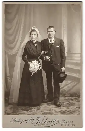 Fotografie Frohrvein, Basel, Freie-Str. 45, Portrait Ehepaar im schwarzen Kleid mit Schleier und Zylinder, Hochzeit