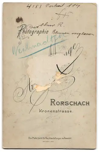 Fotografie Arnold Mange, Rorschach, Portrait Hochzeitspaar im Atelier mit schwarzem Kleid und Kopfschmuck, Zylinder