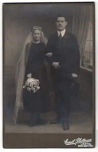 Fotografie Emil Plattner, Liestal, Beim obern Tor, Portrait Eheleute im schwarzen Hochzeitskleid mit weissem Schleier