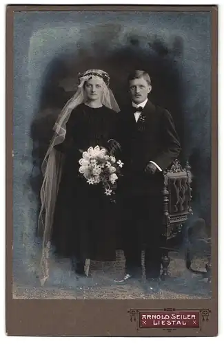 Fotografie Arnold Seiler, Liestal, Portrait junges Hochzeitspaar im schwarzen Kleid mit Schleier und Blumenbukett