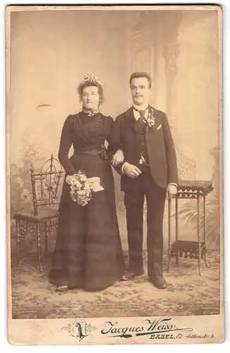 Fotografie Jacques Weiss, Basel, Elisabethenstr. 4, Portrait junges Hochzeitspaar im schwarzen Kleid mit Kopfschmuck