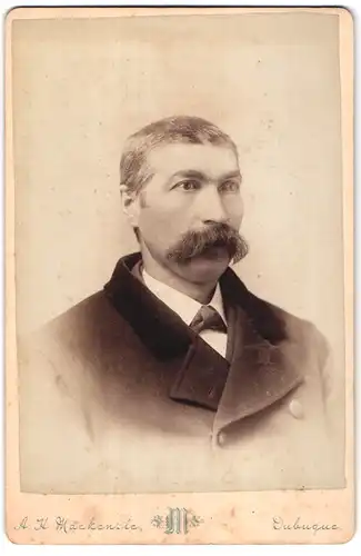 Fotografie A. H. Mackenzie, Dubuque, Portrait amerikaner im Anzug mit Walrossbart