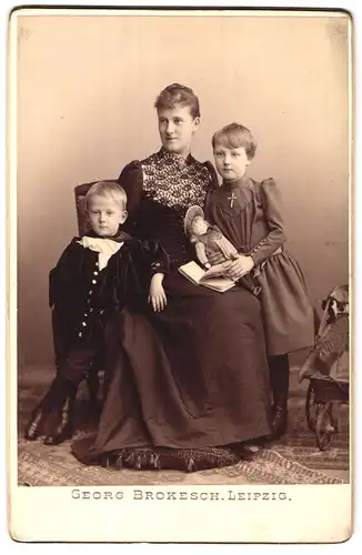 Fotografie Georg Brokesch, Leipzig, Zeitzerstr. 2, Portrait Mutter mit zwei Kindern und Puppe im Arm