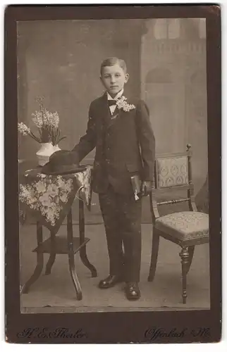 Fotografie H. E. Theiler, Offenbach a. M., Frankfurterstr. 39, Portrait junger Knabe im Anzug mit Hut und Bibel