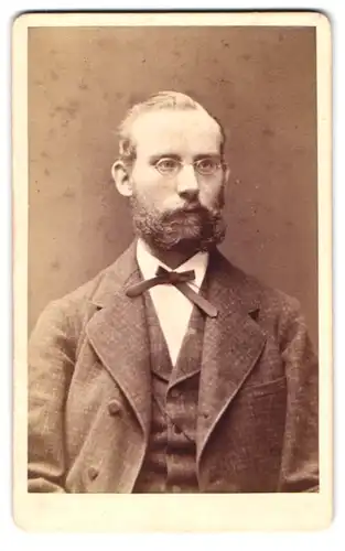 Fotografie Chr. Körtling, Hannover, Georgstr. 25, Portrait Herr im Tweed Anzug mit Vollbart und Zwicker Brille