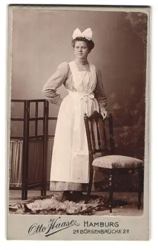 Fotografie Otto Haase, Hamburg, Börsenbrücke 2a, Portrait junge Frau in Dienstmädchen Kleidung