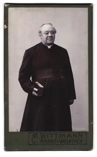 Fotografie M. Wittmann, Markt-Wolznach, Butzergasse 200, Geistlicher im schwarzen Gewand mit Bibel