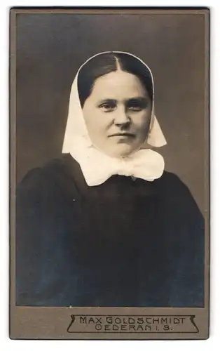 Fotografie Max Goldschmidt, Oederan i. S., Portrait Ordensschwester mit Haube & Schleife