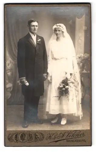 Fotografie K. & A. Vikner, Wenersborg, Hochzeitspaar nach der Trauung im Foto-Atelier
