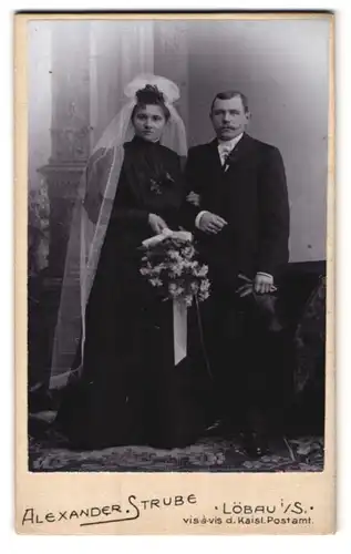 Fotografie Alexander Strube, Löbau i. S., Hochzeitspaar in schwarz gekleidet, Braut mit Schleier & Brautstrauss