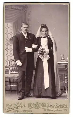 Fotografie H. Holm, Jönköping, Ö Storgatan 53, Brautpaar in schwarz gekleidet