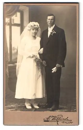 Fotografie A. Wiklund, Falun, Hochzeit, Brautpaar beim Fotograf nach der Trauung