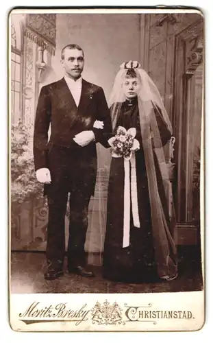 Fotografie Moritz Bresky, Christianstad, Hochzeit, Brautpaar in schwarz gekleidet vor Studiokulisse