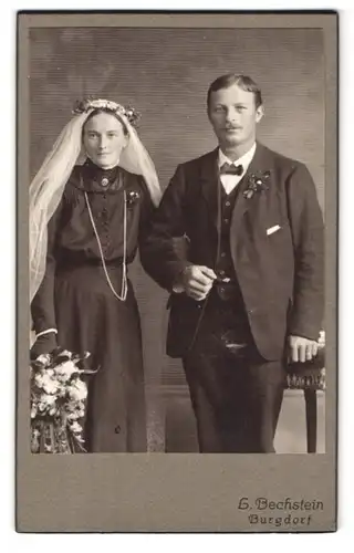 Fotografie L. Bechstein, Burgdorf, Friedeggstr. 5, Hochzeit, glückliches Brautpaar in schwarz gekleidet