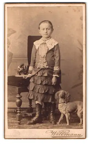 Fotografie C. Axtmann, Crimmitschau, Mädchen nebst Hund - Porzellanfigur