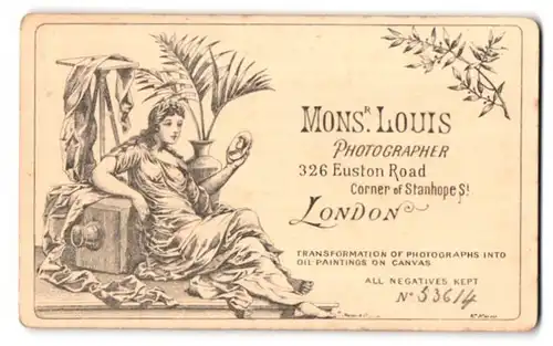 Fotografie Mons. Louis, London, 326 Euston Road, Dame nebst Fotoapparat-Plattenkamera im Jugendstil