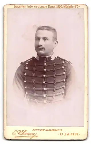 Fotografie E. Chesnay, Dijon, 21 Boulevard Carnot, Dame m. Handspiegel & Plattenkamera, Rückseitig Portrait Husar Rgt 26