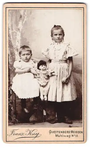 Fotografie Franz Kny, Meissen-Questenberg, Mühlweg 10, Mädchen mit Puppe vor Studiokulisse
