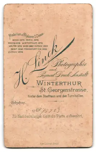 Fotografie H. Linck, Winterthur, St.Georgenstr., Portrait Student im vollen Wichs mit Couleur und Tellermütze