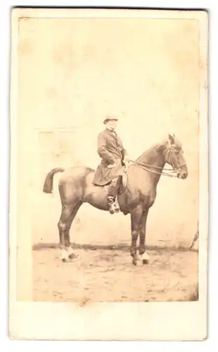 Fotografie Fotograf und Ort unbekannt, Portrait Mann im Anzug auf seinem Pferd