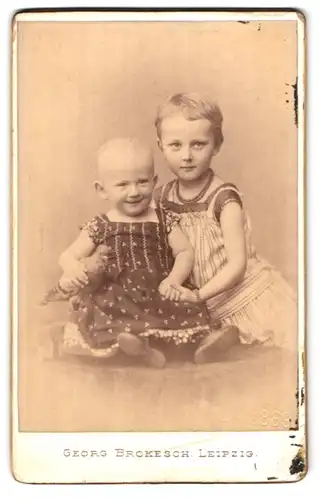 Fotografie Georg Brokesch, Leipzig, Zeitzerstr. 21, Portrait Kinder in Kleidern mit Spielzeug Taube