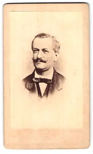 Fotografie Fotograf und Ort unbekannt, Portrait Bibliothekar Gustav Kappes im Anzug mit Fliege, Moustache