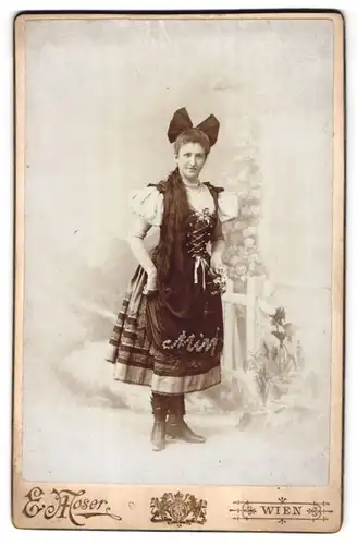 Fotografie E. Moser, Wien, Grumpendorferstr. 161, Portrait junge Frau im Kostüm zu Fasching