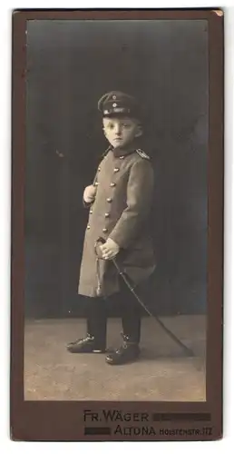 Fotografie Fr. Wäger, Altona, Holstenstr. 117, Portrait kleiner Knabe als Soldat mit Säbel, Kindersoldat