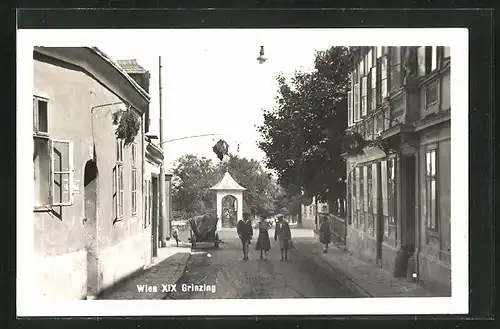 AK Wien-Grinzing, Passanten in einer Strasse