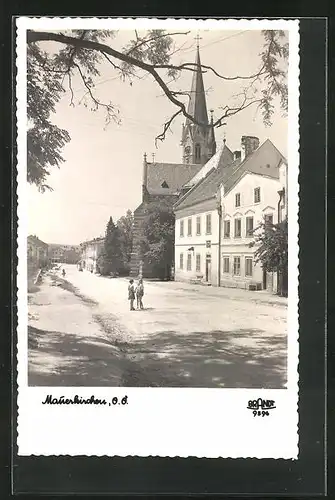AK Mauerkirchen, Strassenpartie mit Kirchturm