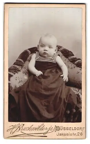 Fotografie H. Bruckwilder jr., Düsseldorf, Jakobistr. 26, Portrait süsses Baby im Matrosenkleidchen