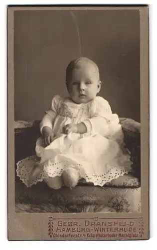 Fotografie Gebr. Dransfeld, Hamburg-Winterhude, Ohlsdorferstr. 4, Portrait süsses kleines Mädchen im weissen Kleidchen