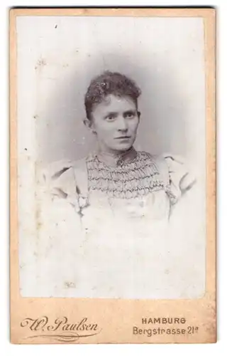 Fotografie W. Paulsen, Hamburg, Bergstr. 21a, Portrait schöne Frau im gerüschten Kleid