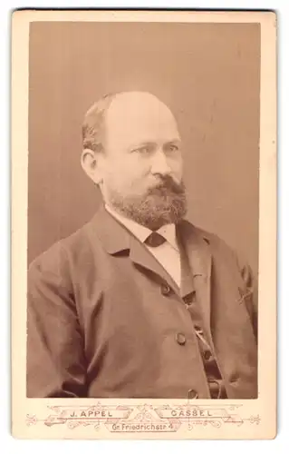 Fotografie J. Appel, Cassel, Gr. Friedrichstr. 4, Portrait stattlicher Herr mit Halbglatze und Vollbart