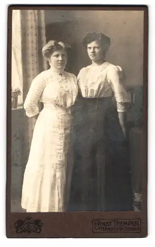 Fotografie Ernst Tremper, Hannover, Cellerstr. 19, Portrait zwei bildschöne Damen in eleganter Kleidung
