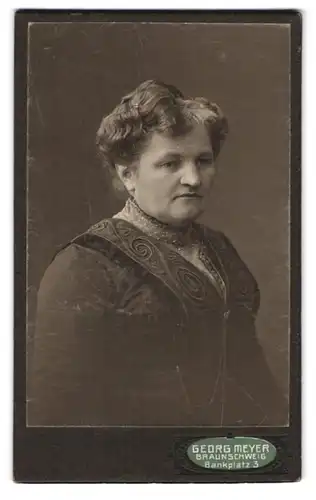 Fotografie Georg Meyer, Braunschweig, Bankplatz 3, Portrait einer elegant gekleideten Frau