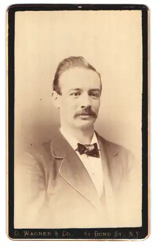 Fotografie O. Wagner & Co., New York, 61 Bond St., Portrait stattlciher junger Mann in Fliege und Jackett