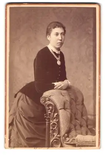 Fotografie Eugen Kegel, Cassel, Gr. Rosenstr. 5, Portrait bildschönes Fräulein lehnt an einem Sessel