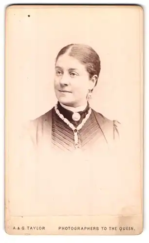 Fotografie A. & G. Taylor, London, 70 Queen Victoria Street, Portrait charmantes Fräulein mit Ohr- und Halsschmuck