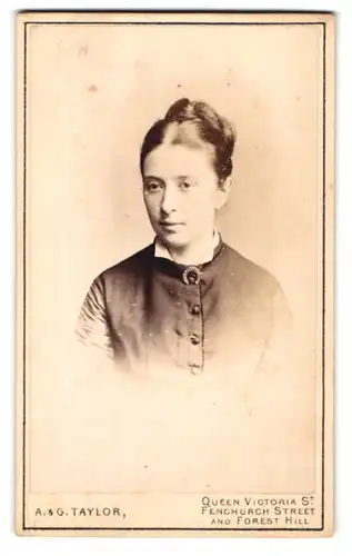 Fotografie A. & G. Taylor, London, 70 Queen Victoria Street, Portrait brünette Schönheit mit Flechtdutt