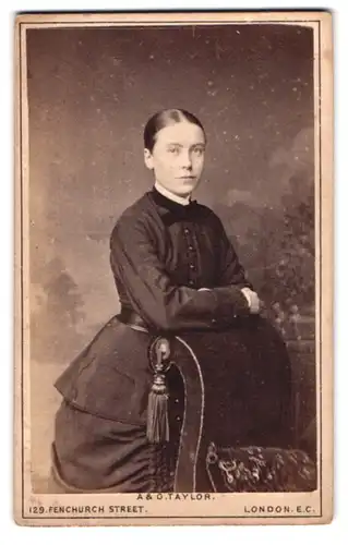 Fotografie A. & G. Taylor, London, 70 Queen Victoria Street, Portrait dunkelhaariges Fräulein im prachtvollen Kleid